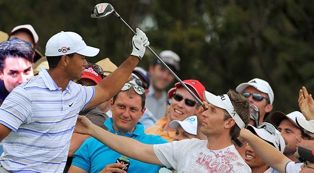 tiger-woods-sniff_article